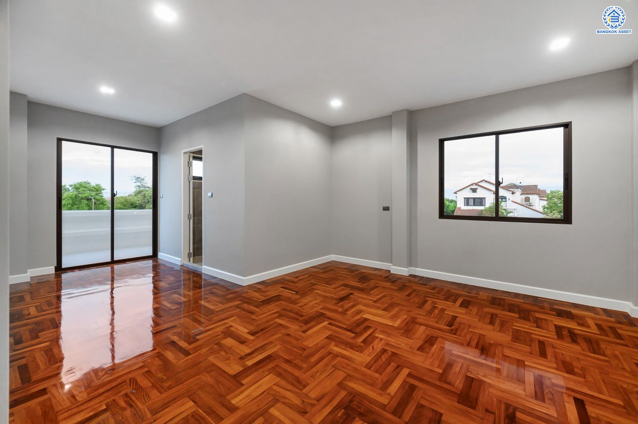 บ้านเดี่ยวฟิลคฤหาสน์มือสองตกแต่งใหม่ แบรนด์ LH ดีไซน์สุดหรูหรา โครงการ ลดาวัลย์ ปิ่นเกล้า เนื้อที่ 214 ตร.ว. บนพื้นที่ใช้สอยถึง 553.48 ตร.ม. ฟังก์ชันจัดเต็ม 4 ห้องนอน 5 ห้องน้ำ 1 ห้องอเนกประสงค์ 1 ห้องแม่บ้าน จอดรถได้ถึง 2 คัน ทำเลติดถนนบรมราชชนนี เชื่อมต่อหลายเส้นทาง ใกล้มหาวิทยาลัยมหิดล และเซ็นทรัลศาลายา